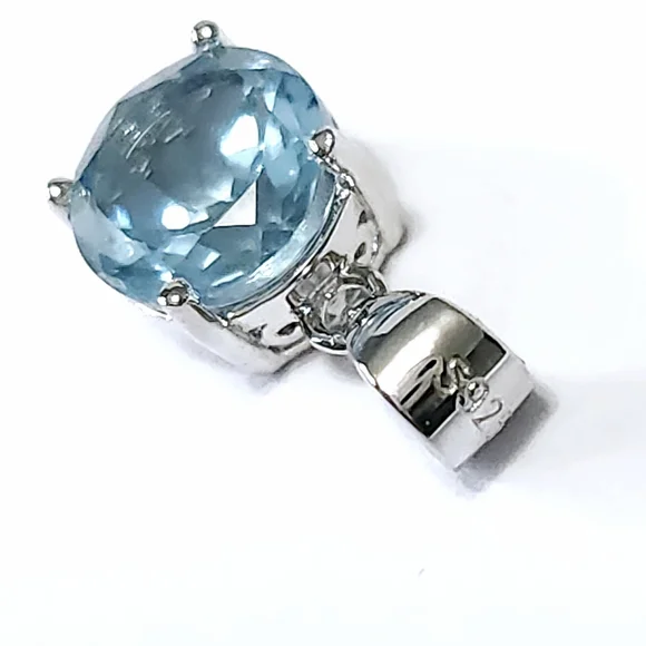 2.00 ct Blue Topaz Solitaire Silver Pendant - Picture 7 of 8